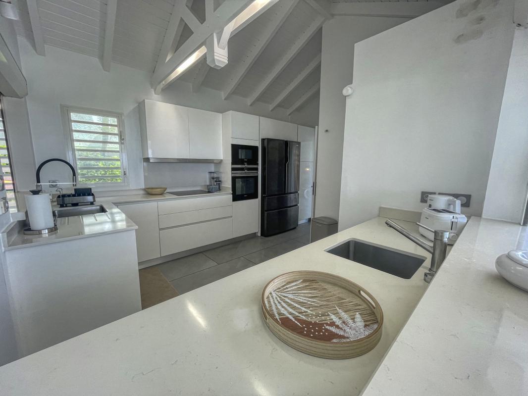 11.Location villa piscine vue mer Sainte Anne Guadeloupe_Cuisine vue mer